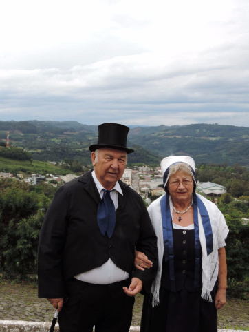 Erika und Freimut Stephan mit Blick zum Kappesberg in Rio Grande do Sul, dem Gebiet der deutschen Einwanderer in Brasilien